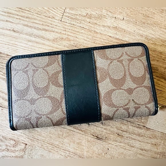 𝐂𝐎𝐀𝐂𝐇 𝐀𝐜𝐜𝐨𝐫𝐝𝐢𝐚𝐧 𝐙𝐢𝐩 𝐖𝐚𝐥𝐥𝐞𝐭 - Picture 2 of 5